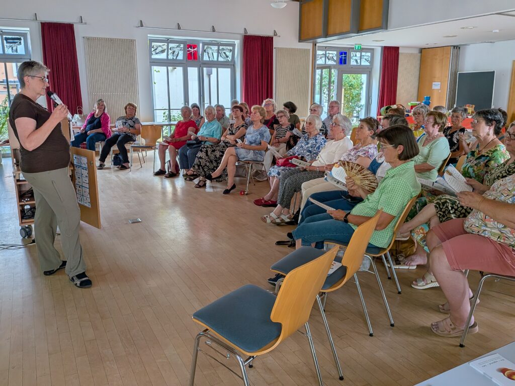 Fotos:  Annegret Lueg vom Eine Welt Netzwerk Bayern stieß mit ihrem Vortrag über den fairen Handel auf großes Interesse.